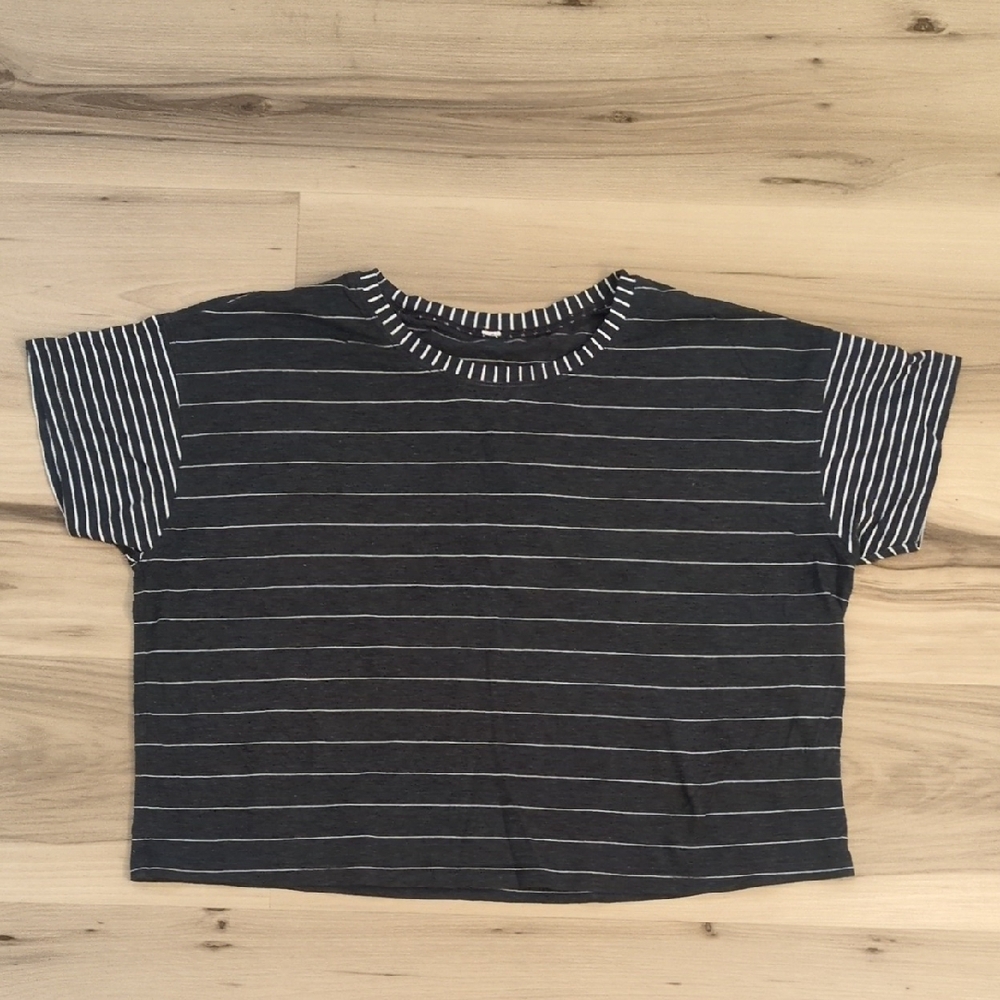 EUC Lululemon Cates Tee Size 6